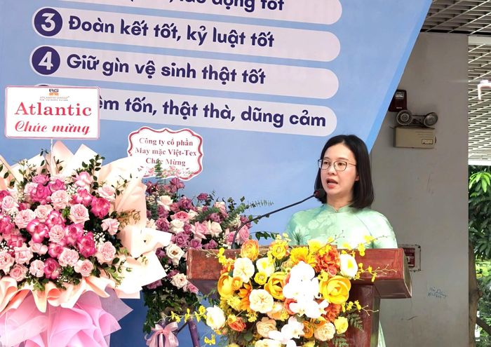 Cô giáo Hoàng Thị Vân Anh, Hiệu trưởng trường Tiểu học và THCS Quảng Tân, phường Tây Hồ, Hà Nội.