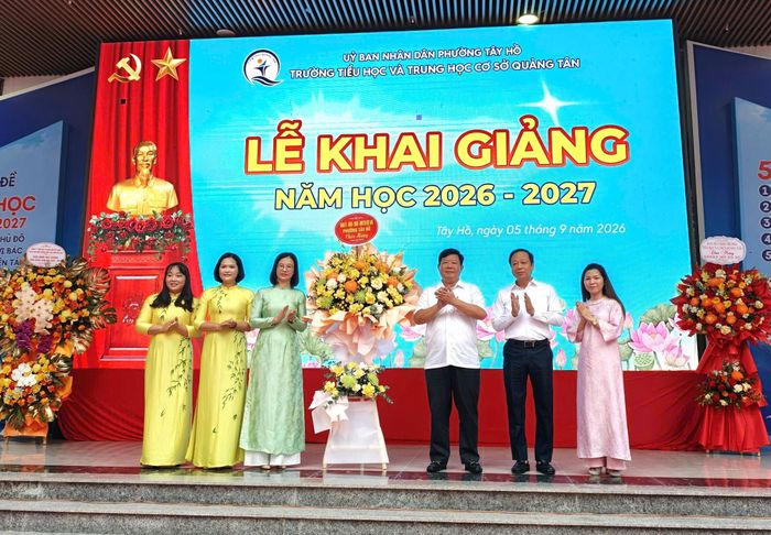 Ông Nguyễn Thanh Tịnh, Chủ tịch UBND phường Tây Hồ tặng hoa chúc mừng thầy và trò trường Tiểu học và THCS Quảng Tân nhân dịp khai giảng năm học mới.