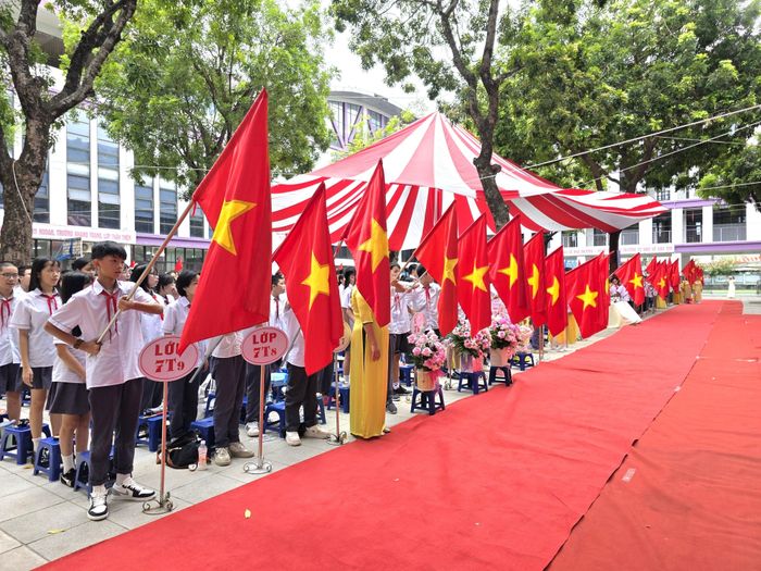 Sắc cờ đỏ rực rỡ trong ngày khai giảng.