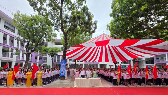 Các đại biểu và toàn thể thầy, trò trường TH&THCS Quảng Tân tham dự Lễ khai giảng năm học mới.