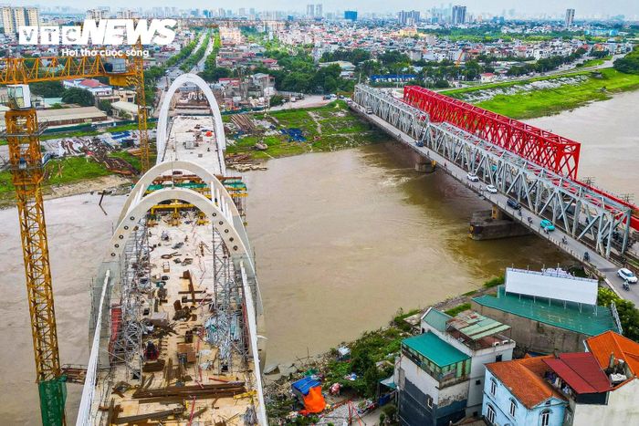 Dự án được triển khai với hai gói thầu xây lắp chính gồm XL01 - cầu đường sắt Đuống và XL02 - cầu đường bộ Đuống. Công trình khởi công tháng 9/2023 với tổng mức đầu tư gần 1.850 tỷ đồng, ban đầu dự kiến hoàn thành vào tháng 12/2025. 