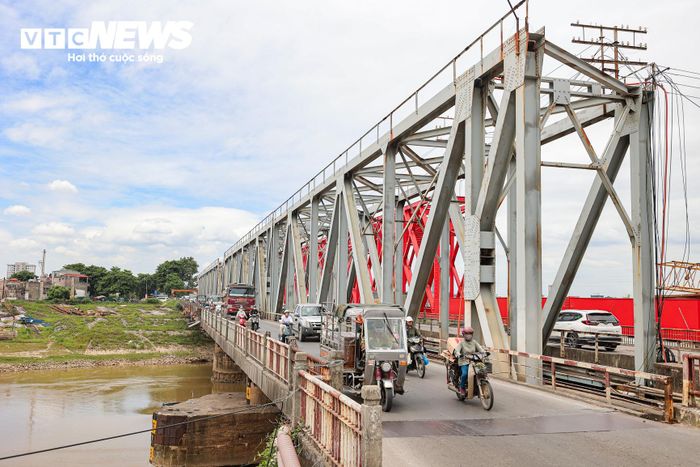 Cầu Đuống cũ được xây dựng và đưa vào sử dụng từ năm 1902, kết hợp chức năng đường bộ và đường sắt, nối phường Việt Hưng với xã Phù Đổng (Hà Nội). Trong thời kỳ chiến tranh chống Mỹ, công trình bị bom đánh sập. Đến năm 1981, cầu được xây dựng lại và đưa vào khai thác, trở thành cây cầu hiện nay.