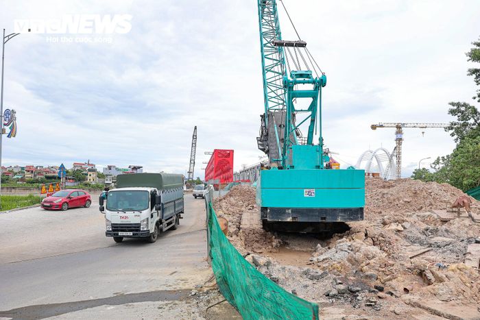 Đối với gói XL01, cầu đường sắt hiện không còn vướng mắc về mặt bằng. Các trụ chính của cầu đã cơ bản hoàn thành, nhà thầu đang triển khai những hạng mục tại hai đầu cầu. Tuy nhiên, hai nhịp đầu cầu chưa thể thi công do phải chờ cầu đường bộ hoàn thành và đưa vào khai thác. Khi phương tiện được chuyển sang cầu mới, cầu Đuống hiện hữu sẽ được dừng khai thác để phục vụ việc kết nối ray cầu đường sắt mới với tuyến Hà Nội - Đồng Đăng đang vận hành.