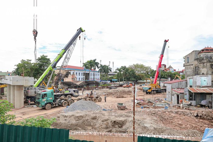 Tuy nhiên, quá trình giải phóng mặt bằng chậm khiến nhà thầu không có đủ mặt bằng để thi công đồng bộ. Tiến độ dự án vì vậy phải điều chỉnh, thời gian hoàn thành được lùi đến cuối năm 2026.