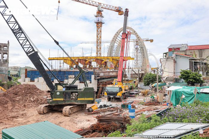 Theo đại diện Ban Quản lý dự án Đường sắt, chủ đầu tư dự án, khu vực bờ sông phía Gia Lâm hiện bố trí 5 mũi thi công. Trong đó, Liên danh nhà thầu Công ty cổ phần Tập đoàn Đạt Phương đảm nhiệm mũi đúc dầm; 4 mũi còn lại do nhà thầu Cầu 14 triển khai các hạng mục bệ, thân trụ, tường chắn, đường gom và cống thoát nước.