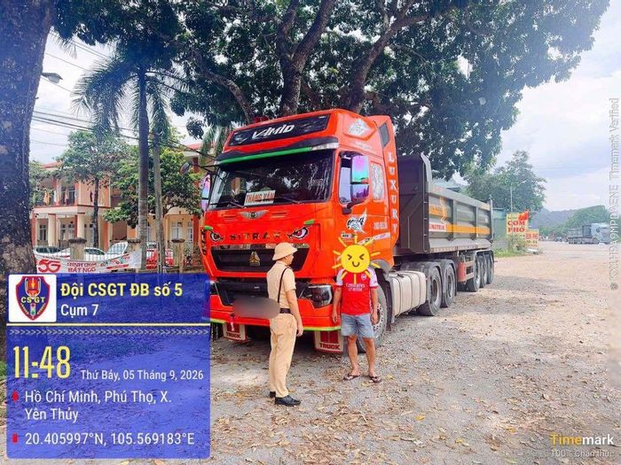 Tại Phú Thọ, một xe đầu kéo cũng bị phát hiện vẫn lưu thông dù Giấy chứng nhận kiểm định đang trong thời gian bị tước.