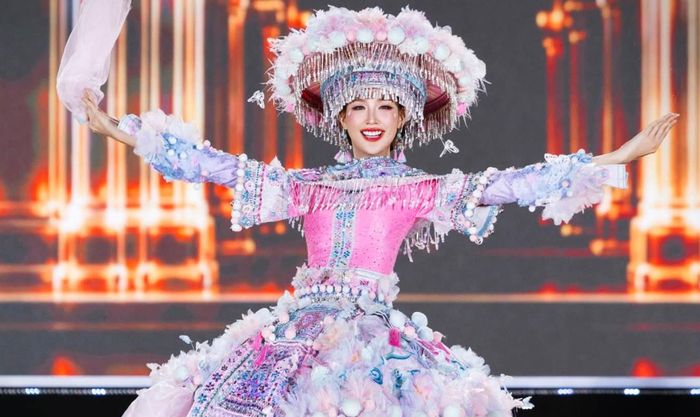 Tại vòng thi “Dances of the World”, Lê Nguyễn Bảo Ngọc trình diễn trang phục “Lưng trời vương nắng”. Thiết kế lấy cảm hứng từ hình ảnh thiếu nữ Tây Bắc trong điệu múa khèn của đồng bào H’Mông mỗi độ xuân về. Trang phục là sự hòa quyện giữa sắc xanh của núi rừng, sắc hồng của mùa hoa và những họa tiết thổ cẩm mang đậm bản sắc vùng cao.