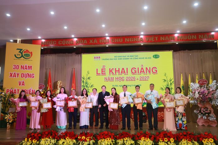 Trường Kinh doanh và Công nghệ Hà Nội vinh danh, khen thưởng các tập thể, cá nhân tiêu biểu.