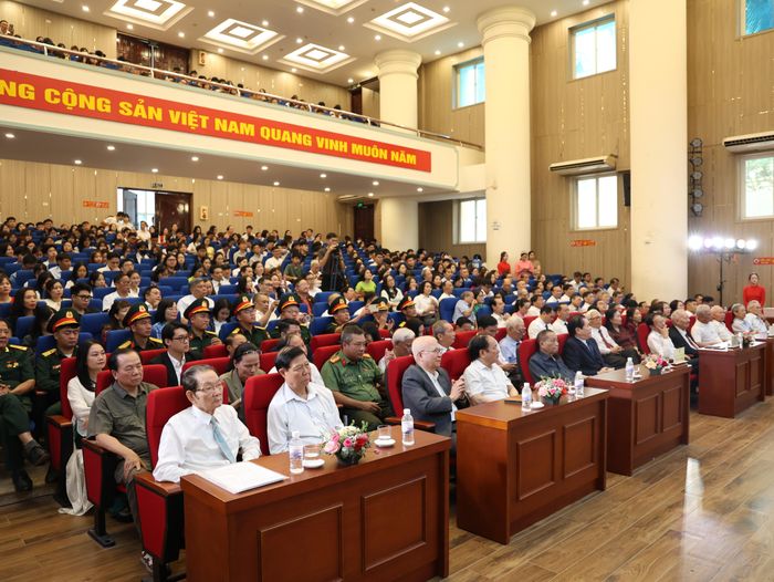 Các đại biểu cùng toàn thể sinh viên HUBT dự lễ khai giảng năm học mới.