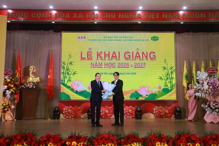 Em Nguyễn Thanh Tùng, sinh viên lớp RM28.01, Khoa Răng Hàm Mặt đại diện sinh viên HUBT tặng hoa Ban giám hiệu nhà trường.