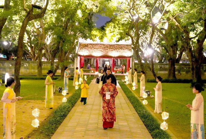 Du khách trải nghiệm tour đêm “Âm sắc Việt” tại Khu di tích quốc gia đặc biệt Văn Miếu - Quốc Tử Giám. Ảnh: Khánh Huy
