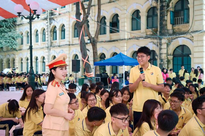 Hơn 1.000 học sinh THPT tham dự buổi tuyên truyền. Ảnh: Phạm Công
