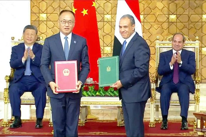 Tổng Bí thư, Chủ tịch nước Trung Quốc Tập Cận Bình và Tổng thống Ai Cập Abdel Fattah al-Sisi dự lễ ký các thỏa thuận song phương tại Cung điện Ittihadiya ở Thủ đô Cairo (Ai Cập). Ảnh: Reuters