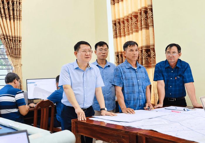 Đồng chí Hoàng Anh Tuấn, Thành ủy viên, Bí thư Đảng ủy xã Quang Minh trực tiếp chỉ đạo việc rà soát dữ liệu đất đai trên địa bàn. Ảnh: Đức Duy.