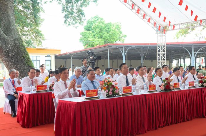 Ủy viên Bộ Chính trị, Bí thư Trung ương Đảng, Trưởng Ban Tổ chức Trung ương Nguyễn Duy Ngọc cùng các đồng chí lãnh đạo Trung ương và thành phố Hà Nội tham dự Lễ khánh thành Trường Tiểu học, THCS và THPT Minh Châu, khai giảng năm học 2026-2027 tại xã Minh Châu. Ảnh: Thanh Hải