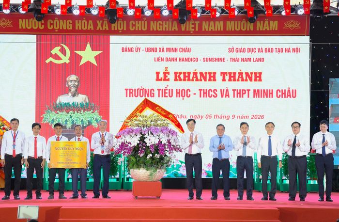 Ủy viên Bộ Chính trị, Bí thư Trung ương Đảng, Trưởng Ban Tổ chức Trung ương Nguyễn Duy Ngọc cùng các đồng chí lãnh đạo Trung ương và thành phố Hà Nội trao tặng phòng học STEM và lẵng hoa chúc mừng thầy và trò Trường Tiểu học, THCS và THPT Minh Châu, khai giảng năm học 2026-2027 tại xã Minh Châu. Ảnh: Thanh Hải