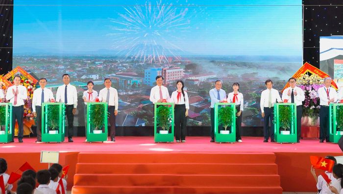 Ủy viên Bộ Chính trị, Bí thư Trung ương Đảng, Trưởng Ban Tổ chức Trung ương Nguyễn Duy Ngọc cùng các đồng chí lãnh đạo Trung ương và thành phố Hà Nội bấm nút khánh thành Trường Tiểu học, THCS và THPT Minh Châu, khai giảng năm học 2026-2027 tại xã Minh Châu. Ảnh: Thanh Hải