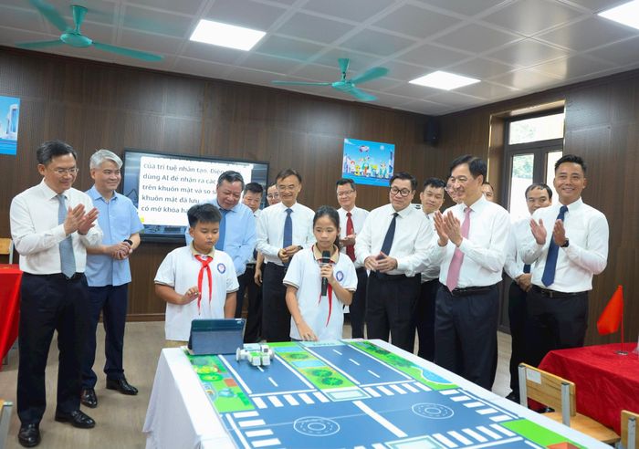 Ủy viên Bộ Chính trị, Bí thư Trung ương Đảng, Trưởng Ban Tổ chức Trung ương Nguyễn Duy Ngọc cùng các đồng chí lãnh đạo Trung ương và thành phố Hà Nội thăm quan lớp học. Ảnh: Thanh Hải