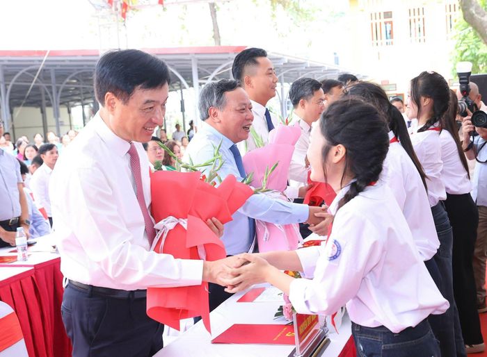 Học sinh Trường Tiểu học, THCS và THPT Minh Châu tặng hoa cảm ơn Ủy viên Bộ Chính trị, Bí thư Trung ương Đảng, Trưởng Ban Tổ chức Trung ương Nguyễn Duy Ngọc cùng các đồng chí lãnh đạo Trung ương và thành phố Hà Nội đến tham dự Lễ khánh thành và khai giảng năm học 2026-2027 tại xã Minh Châu. Ảnh: Thanh Hải