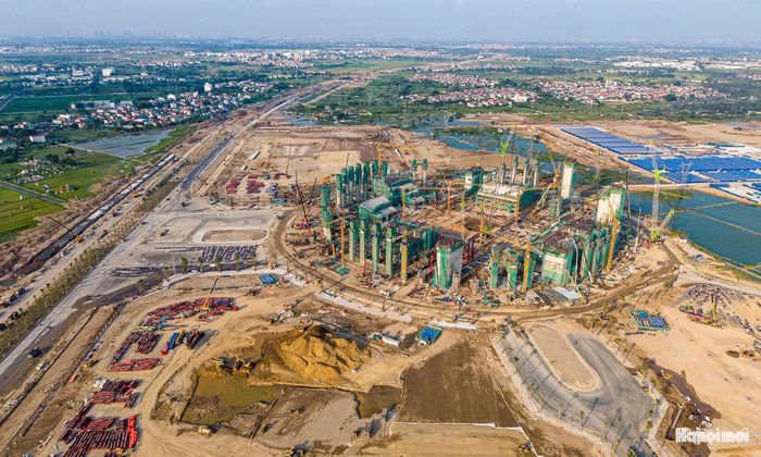 Ở những công trường quy mô lớn khác, Dự án sân vận động và tổ hợp thể thao hiện đại cũng đang dần hiện hữu. Từ những bản vẽ trên giấy, các công trình từng bước vươn lên, mang theo kỳ vọng về những không gian văn hóa, thể thao và những sự kiện lớn của tương lai.