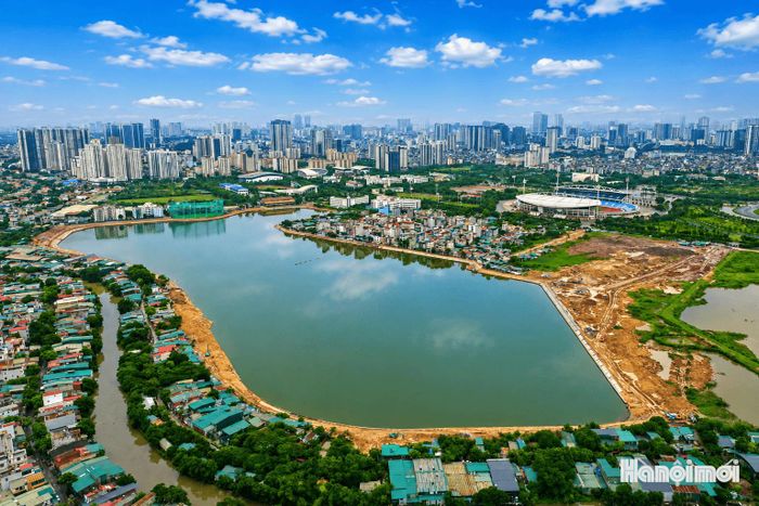 Toàn cảnh hồ Phú Đô có diện tích mặt nước khoảng 31,5ha (tổng diện tích ô đất hơn 36,7ha) với dung tích thiết kế đạt 930.000m³ góp phần giúp tiêu thoát nước, chống ngập cục bộ hiệu quả đặc biệt trong những đợt mưa lớn vừa qua.