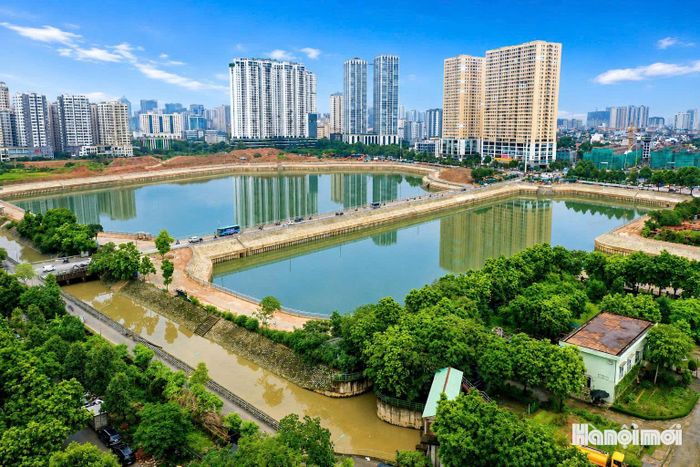 Hồ Đồng Bông 2 nằm tại phía Tây, phục vụ điều tiết nước cho khu vực Mễ Trì, Đại Mỗ, Mỹ Đình và vùng lân cận. Công trình có diện tích khoảng 17,2ha, mặt nước khoảng 12ha, hệ thống kè dài gần 1.950m.