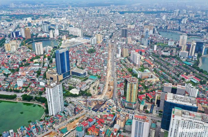 Cùng với phần đường đã thông xe, 2 cầu vượt tại nút giao Láng Hạ - Giảng Võ và nút giao Nguyễn Chí Thanh được nhà thầu tích cực triển khai.