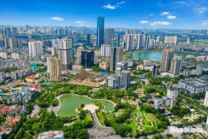Từ những tuyến đường đã hoàn thành, các công trình đang chạy đua về đích đến hệ thống vành đai, cầu vượt sông, hồ điều hòa và tổ hợp thể thao quy mô lớn, Hà Nội đang đồng thời giải quyết những điểm nghẽn hạ tầng hiện hữu và chuẩn bị cho không gian phát triển mới. Những đại công trình đang được dựng xây hôm nay chính là những nét vẽ đầu tiên cho diện mạo Hà Nội của ngày mai – rộng mở hơn, kết nối hơn và vươn cao hơn cùng nhịp phát triển của đất nước.