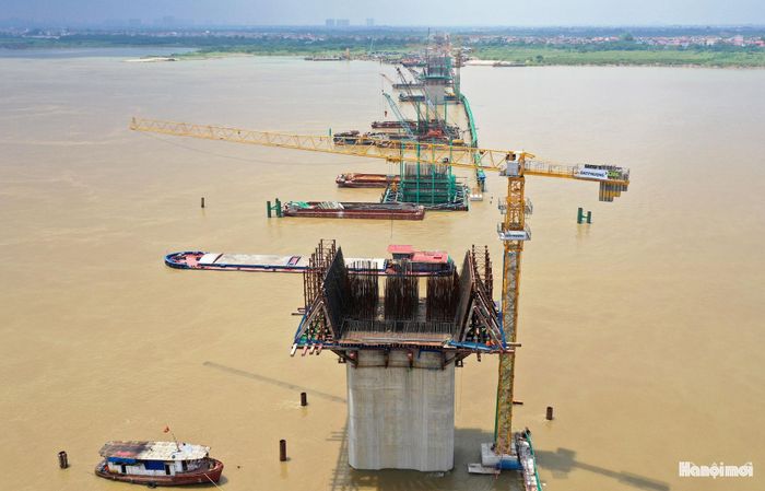 Trên dòng sông Hồng, các dự án xây dựng 7 cây cầu mới đang được triển khai, mở ra những nhịp kết nối mới giữa các khu vực của Thủ đô. Những cây cầu không chỉ nối đôi bờ, mà còn mở rộng không gian phát triển, đưa những vùng đất phía bên kia sông trở thành một phần năng động trong bức tranh đô thị tương lai.