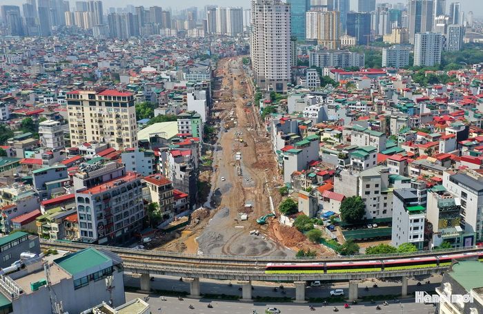 Một công trình giao thông trọng điểm khác của thành phố đang được triển khai xây dựng khẩn trương là tuyến đường Vành đai 2,5. Tuyến Vành đai 2,5 của Hà Nội có chiều dài 19,64 km, điểm đầu tại khu đô thị Ciputra và điểm cuối kết nối với nút giao Vành đai 3 gần cầu Thanh Trì.