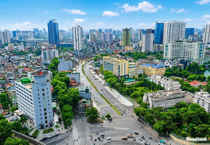 Tuyến Vành đai 1 đoạn Hoàng Cầu - Voi Phục đã chính thức được thông xe kỹ thuật phần đường sau 8 tháng thi công khẩn trương để chào mừng 81 năm Ngày Quốc khánh.