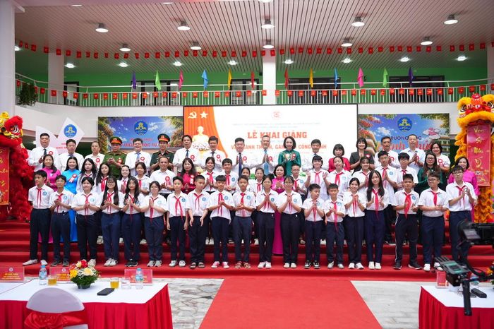 Lãnh đạo thành phố Hà Nội và lãnh đạo phường Văn Miếu - Quốc Tử Giám chụp ảnh lưu niệm cùng thầy và trò trường THCS Văn Miếu - Quốc Tử Giám. Ảnh: Hoàng Lân.