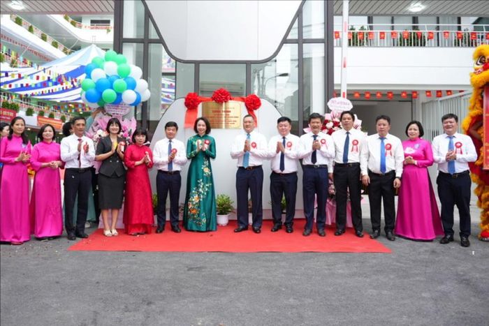 Lễ khánh thành, gắn biển công trình Trường THCS Văn Miếu - Quốc Tử Giám. Ảnh: Hoàng Lân