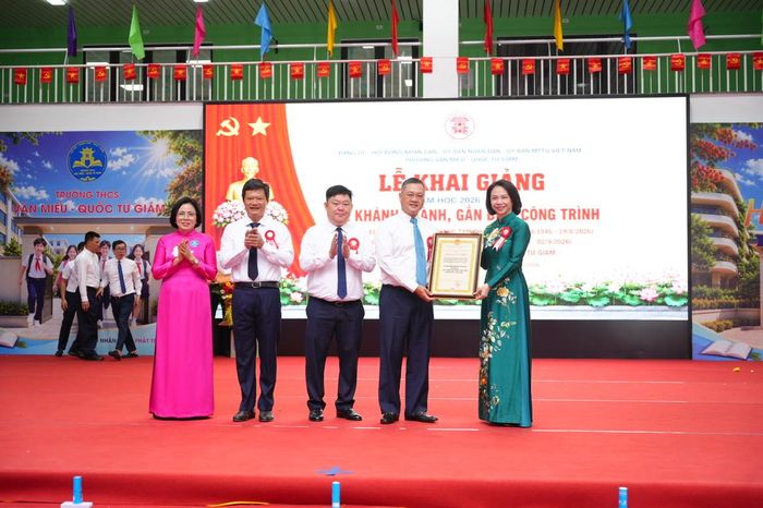 Phó Chủ tịch UBND thành phố Hà Nội Vũ Thu Hà trao Bằng công nhận công trình chào mừng kỷ niệm 81 năm Cách mạng Tháng Tám và Quốc khánh 2-9. Ảnh: Hoàng Lân.