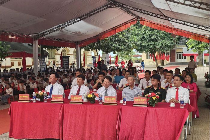 Các đại biểu về dự ngày hội khai trường tại trường Tiểu học Ba Vì. Ảnh: Mai Hoa