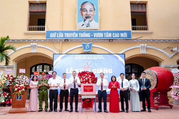 Ủy viên Ban Thường vụ Thành ủy, Bí thư Đảng ủy phường Ba Đình Phạm Quang Thanh cùng các đại biểu chúc mừng ngày hội khai trường của thầy trò Trường THPT Phan Đình Phùng. Ảnh: PV