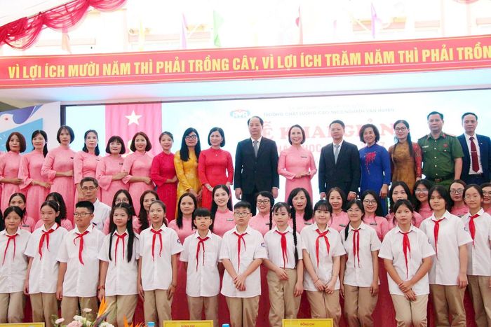 Trưởng ban Tuyên giáo Thành ủy Hà Nội Nguyễn Doãn Toản cùng lãnh đạo xã Sơn Đồng chụp ảnh lưu niệm cùng cô và trò Trường THCS Nguyễn Văn Huyên tại lễ khai giảng năm học mới. Ảnh: Bảo Lâm