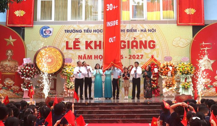 Phó Chủ tịch Thường trực UBND thành phố Hà Nội Dương Đức Tuấn cùng các đại biểu, Ban Giám hiệu, toàn thể học sinh thực hiện nghi thức “Thả quả cầu chủ đề năm học mới”. Ảnh: Linh Nguyễn