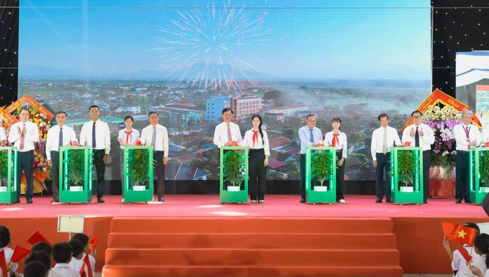 Ủy viên Bộ Chính trị, Bí thư Trung ương Đảng, Trưởng Ban Tổ chức Trung ương Nguyễn Duy Ngọc cùng các đồng chí lãnh đạo Trung ương và thành phố Hà Nội bấm nút khánh thành Trường Tiểu học, THCS và THPT Minh Châu, khai giảng năm học 2026-2027 tại xã Minh Châu. Ảnh: Thanh Hải