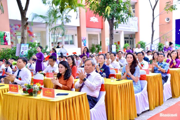 Chủ tịch UBND thành phố Hà Nội Vũ Đại Thắng dự Lễ khai giảng năm học mới tại Trường Tiểu học Ngô Thì Nhậm. Ảnh: Viết Thành