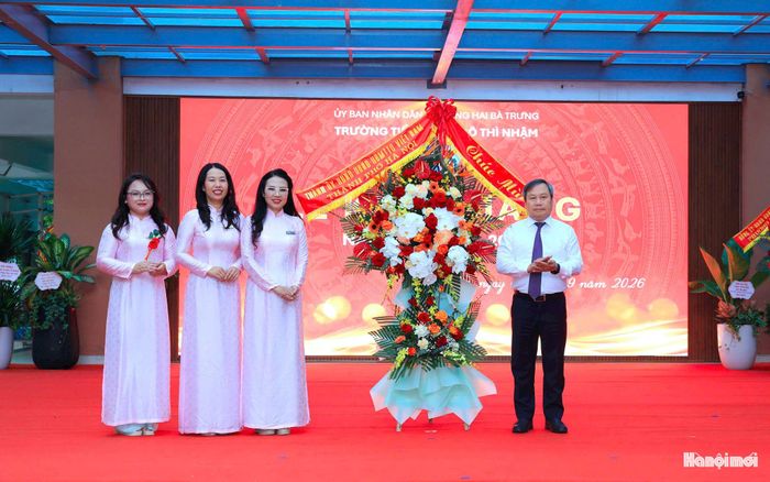 Chủ tịch UBND thành phố Hà Nội Vũ Đại Thắng chúc mừng năm học mới tại Trường Tiểu học Ngô Thì Nhậm. Ảnh: Viết Thành