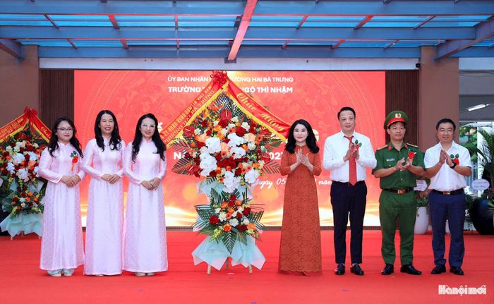 Lãnh đạo phường Hai Bà Trưng tặng hoa chúc mừng Trường Tiểu học Ngô Thì Nhậm. Ảnh: Viết Thành