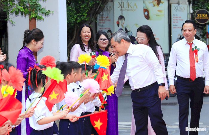 Chủ tịch UBND thành phố Hà Nội Vũ Đại Thắng ân cần thăm hỏi, động viên các học sinh Trường Tiểu học Ngô Thì Nhậm. Ảnh: Viết Thành