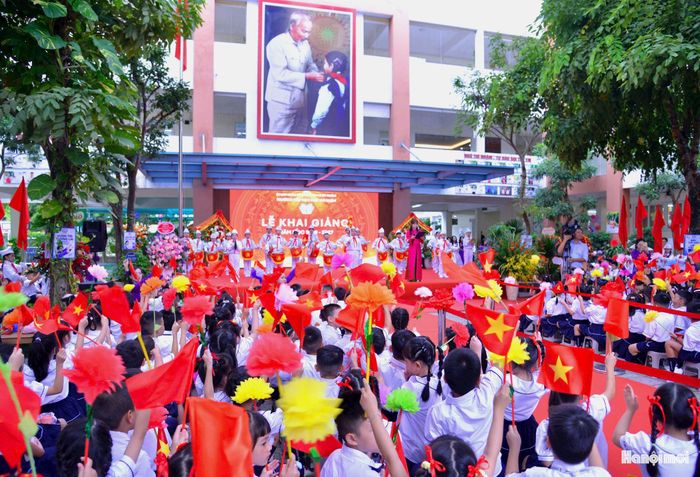 Các thầy, cô giáo và học sinh Trường Tiểu học Ngô Thì Nhậm hân hoan chào đón năm học mới 2026-2027. Ảnh: Viết Thành