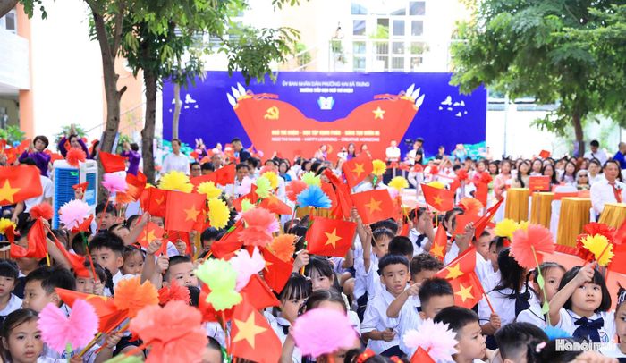 Không khí vui tươi ngày khai giảng tại Trường Tiểu học Ngô Thì Nhậm. Ảnh: Viết Thành