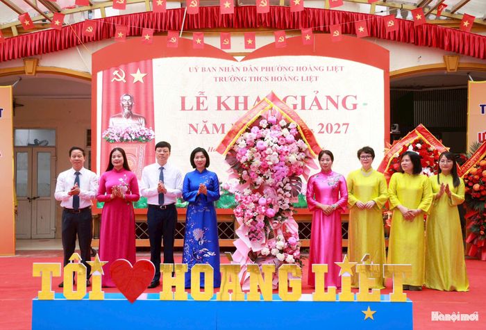 Phó Bí thư Thành ủy, Chủ tịch HĐND TP Hà Nội Phùng Thị Hồng Hà dự và tặng hoa chúc mừng lễ khai giảng tại Trường THCS Hoàng Liệt (Phường Hoàng Liệt).