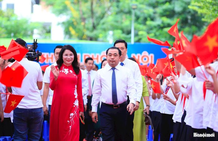 ỦY viên Bộ Chính trị, Bí thư Thành ủy Hà Nội Trần Đức Thắng dự lễ khai giảng tại Trường THCS Trần Duy Hưng (phường Yên Hòa).
