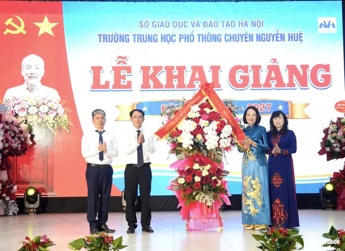 Ủy viên Trung ương Đảng, Phó Bí thư Thường trực Thành ủy Hà Nội Nguyễn Trọng Đông dự và tặng hoa chúc mừng lễ khai giảng tại Trường THPT Chuyên Nguyễn Huệ (phường Dương Nội).