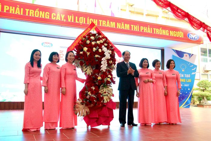Ủy viên Ban Thường vụ Thành ủy, Trưởng ban Tuyên giáo Thành ủy Hà Nội Nguyễn Doãn Toản trao tặng lẵng hoa của Thành ủy - HĐND - UBND - Ủy ban MTTQ Việt Nam thành phố Hà Nội tới tập thể Trường THCS Nguyễn Văn Huyên trong lễ khai giảng.