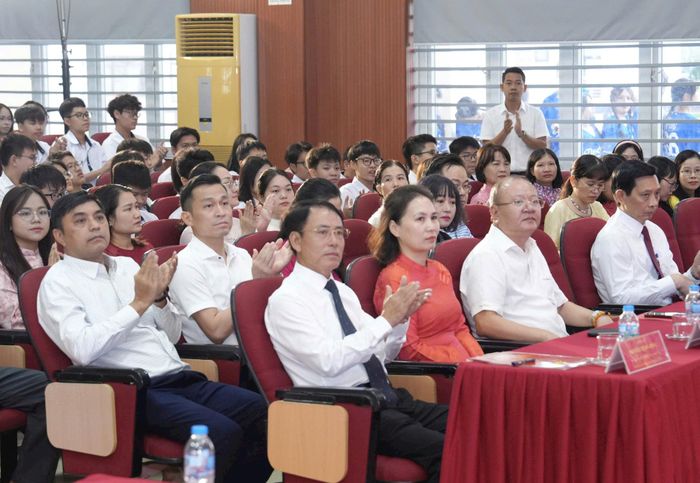 Các đại biểu dự lễ khai giảng năm học 2026-2027 tại Trường THPT chuyên Nguyễn Huệ. Ảnh: Phạm Hùng